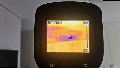 누수탐지 거실 바닥의 들뜸과 습기 흔적을 확인하는 모습