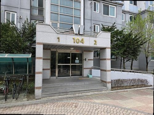 누수탐지 빌라 천장에 생긴 누수 얼룩을 점검하는 모습