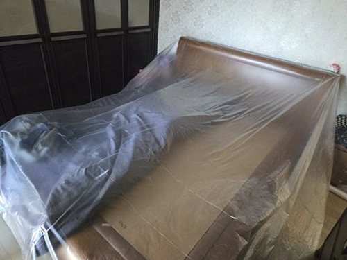 누수탐지 천장 얼룩과 주변 습기를 확인하는 모습