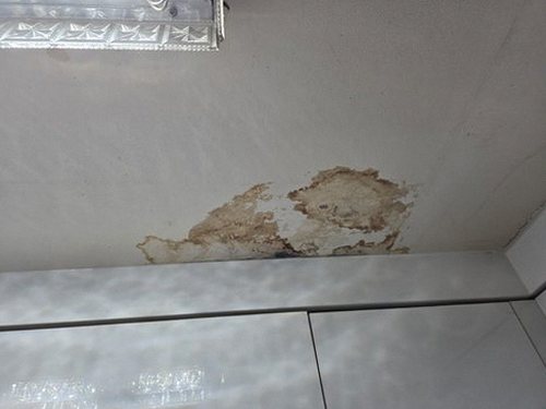 누수탐지 벽면 타일 얼룩과 줄눈 상태를 확인하는 모습