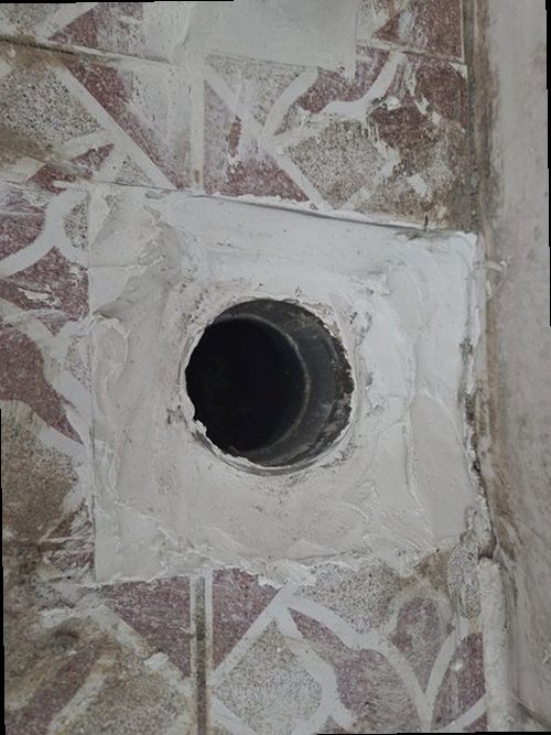 누수탐지 욕실 벽면 얼룩의 확산 패턴을 관찰하는 점검 장면
