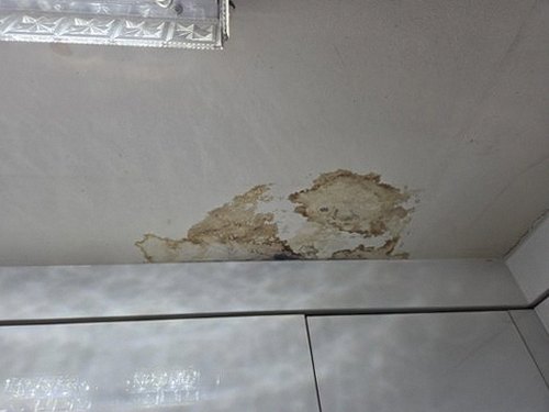 누수탐지 벽면 얼룩이 번진 모습을 살펴보는 점검 장면
