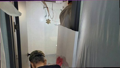 누수탐지 벽면과 바닥의 누수 흔적을 확인하는 점검 장면