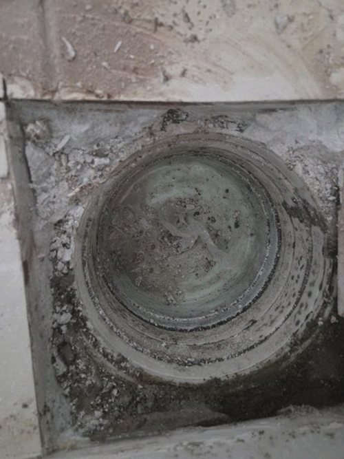 누수탐지 벽면 얼룩과 배관 주변을 살피는 점검 장면