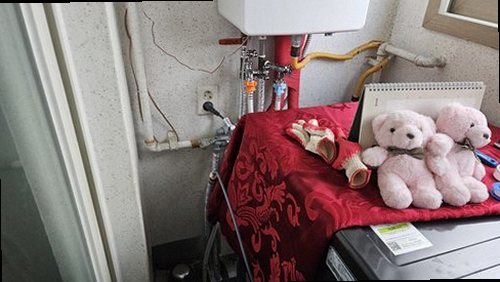 누수탐지 보일러 압력계와 주변 배관 상태를 확인하는 모습