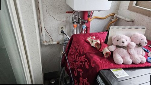 누수탐지 보일러실 배관 압력계와 바닥 점검 장면