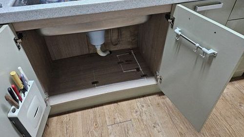 누수탐지 싱크대 하부 얼룩의 높이와 확산 방향을 기록하는 관찰 장면