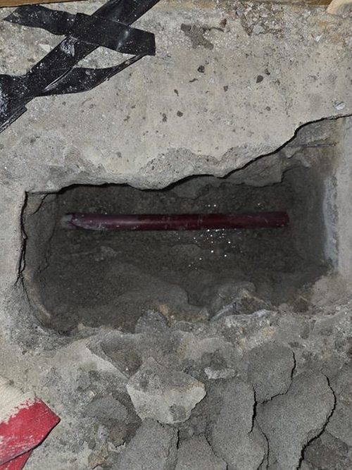 누수탐지 계량기 수치와 실내 누수 흔적을 함께 점검하는 모습