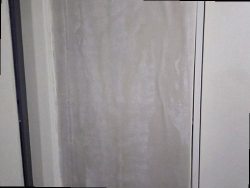 누수탐지 벽지 이음새가 들뜬 벽면과 주변 얼룩을 살피는 현장 장면
