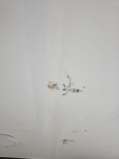 누수탐지 안방 벽면 하단에 생긴 얼룩과 습기 흔적