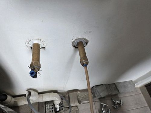 누수탐지 싱크대 하부 벽면에 번진 얼룩과 들뜬 벽지 상태