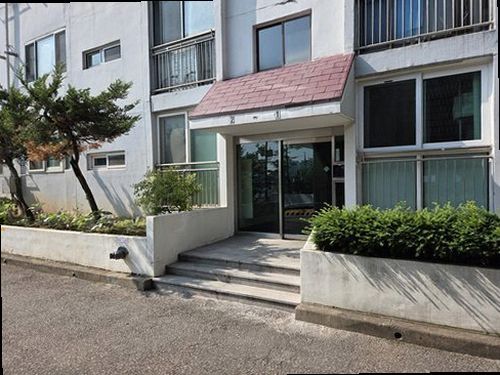 누수탐지 아파트 욕실 배관 주변에서 음향 장비로 점검하는 장면