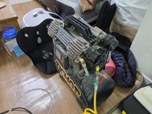 누수탐지 배관 점검 장비를 이용한 벽체 내부 확인 장면
