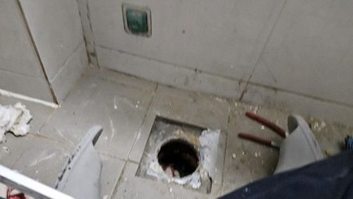 누수탐지 천장 얼룩과 벽지 들뜸이 함께 나타난 욕실 인접 벽면