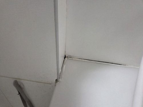 누수탐지 점검 장비로 배관 경로를 확인하는 현장 모습