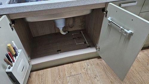 누수탐지 계량기와 배관 연결부를 확인하는 모습