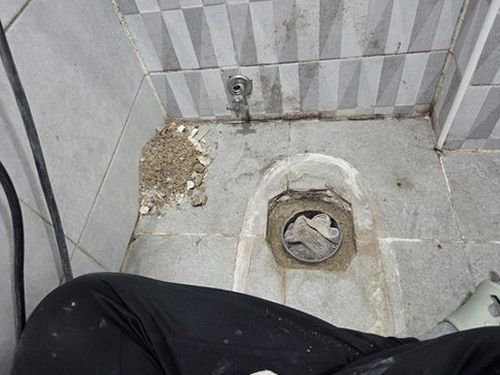 누수탐지 배관 이음부 점검 후 수치를 기록하는 장면