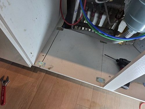 누수탐지 싱크대 하부 배수 트랩 점검 장면