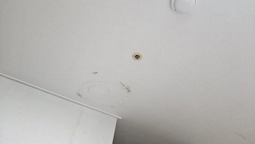 누수탐지 안방 벽지 하단 얼룩과 계량기를 함께 점검하는 장면