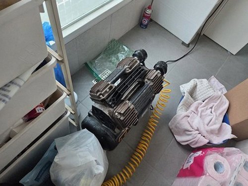 누수탐지 보일러실에서 배관 연결 부위를 점검하는 장면