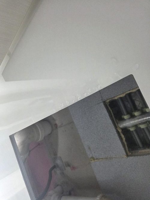 누수탐지 배관 압력 점검과 청음 장비를 이용해 누수 후보 구간을 좁히는 현장 장면