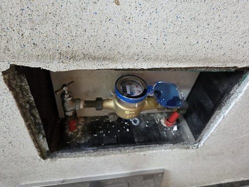 누수탐지 벽체 얼룩 패턴을 관찰하는 점검 장면