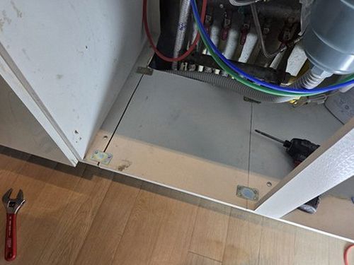 누수탐지 싱크대 하부장 뒤편 벽면 수분 측정 장면