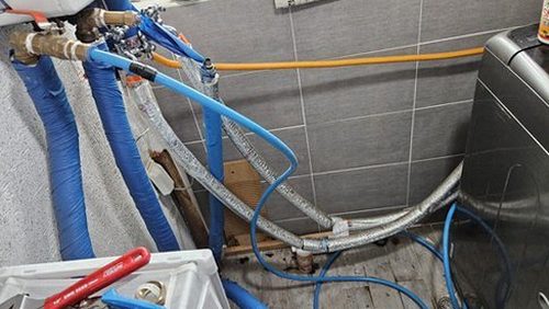 누수탐지 배관 상태와 주변 습도 변화를 함께 살피는 점검 장면