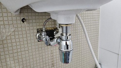 누수탐지 측정 지점과 배관 경로를 대조하는 점검 과정