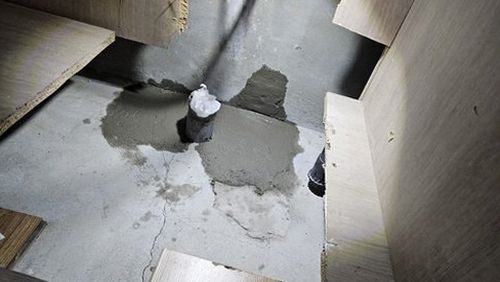 누수탐지 탐지 결과를 정리한 보고서와 배관 도면을 검토하는 장면