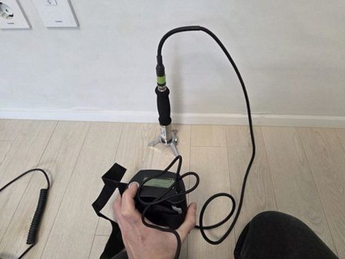 누수탐지 배관 연결부를 확인하는 점검 작업 장면