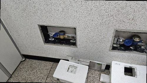 사상구 누수탐지 벽지 얼룩의 위치와 크기를 확인하는 모습