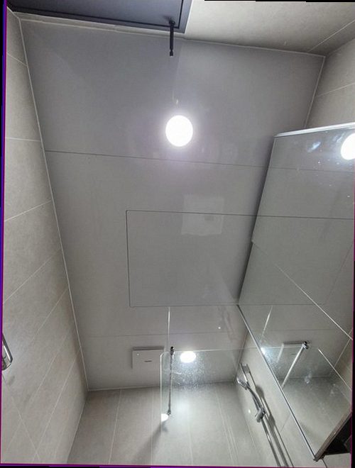 누수탐지 수분 측정기로 벽면과 바닥의 누수 범위를 점검하는 모습