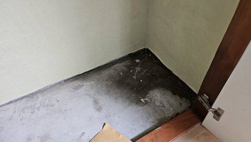 누수탐지 배관 접합부 점검 후 벽체 함수율을 기록하는 장면
