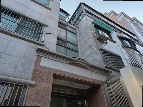 누수탐지 천장 얼룩을 점검하는 현장 장면
