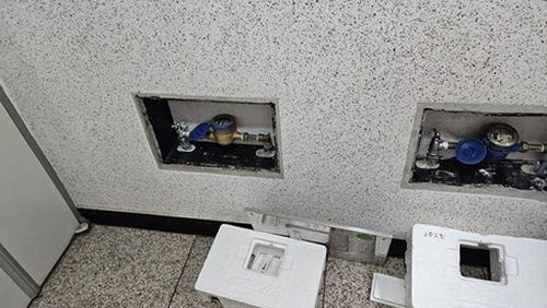 누수탐지 벽면 얼룩의 경계와 젖은 범위를 확인하는 점검 장면