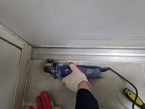 누수탐지 배관 점검 장비로 벽체 수분 상태를 측정하는 모습