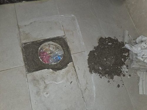 누수탐지 벽면 누수 흔적을 점검하는 현장 장면