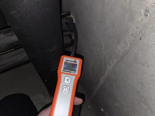 누수탐지 천장 얼룩과 벽지 들뜸을 기록하는 현장 점검 장면