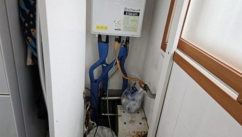 누수탐지 배관 이음부 누수 흔적 확인 장면