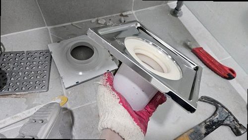 누수탐지 수도계량기 앞에서 밸브 상태를 확인하는 점검 장면