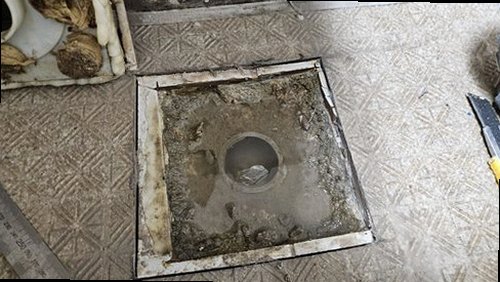 누수탐지 욕실 벽면과 바닥 경계를 점검하는 모습