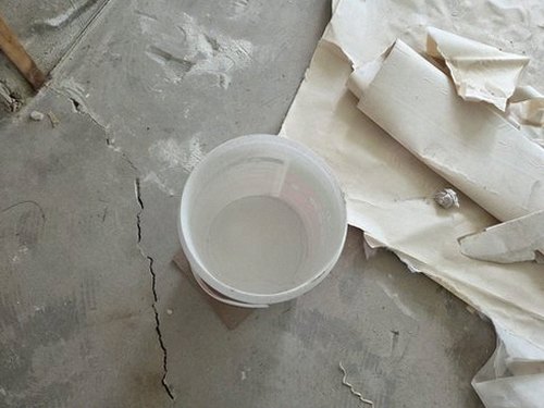누수탐지 누수 원인을 찾기 위해 발생 시점과 물 사용 조건을 기록하는 모습