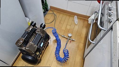 누수탐지 하부장 내부 습도 측정 장비를 점검하는 장면