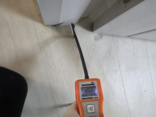 누수탐지 보수 완료 후 바닥 상태를 재점검하는 장면