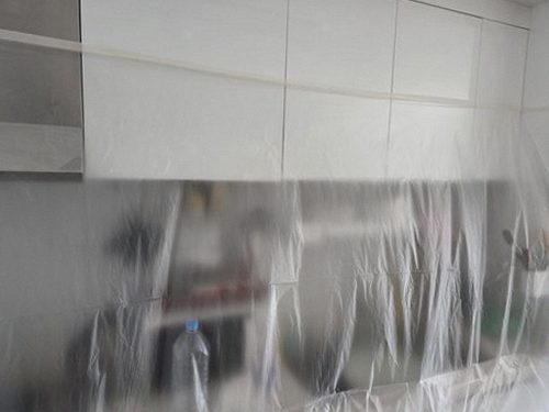 누수탐지 싱크대 하부장 내부 배관 연결부 점검 장면