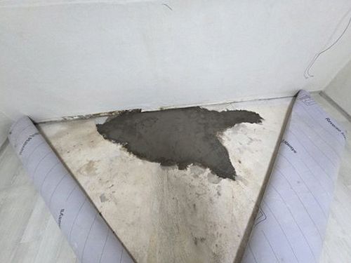 누수탐지 천장 모서리에 번진 누런 얼룩과 들뜬 벽지 이음새
