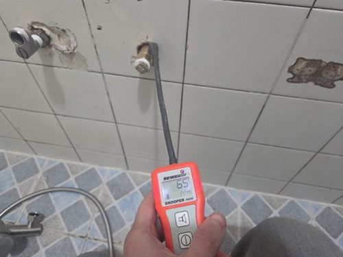 누수탐지 배관 이음부 점검 작업 장면