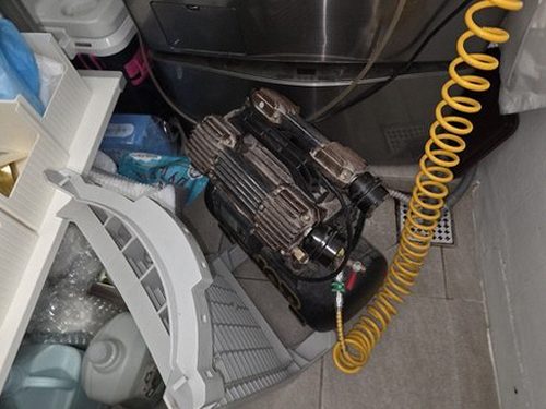 누수탐지 배관 보수 후 압력과 주변 습기를 확인하는 점검 과정