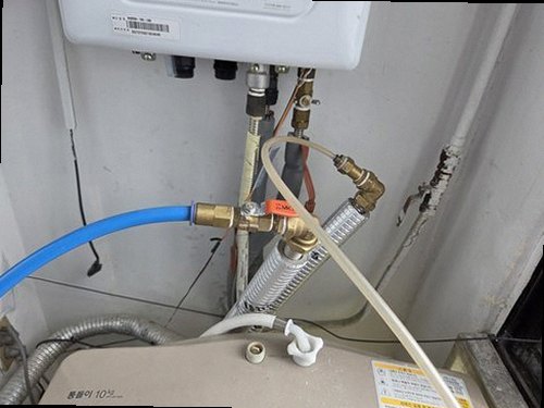 부산 북구 누수탐지 실내 벽과 천장에 나타난 누수 흔적을 확인하는 모습